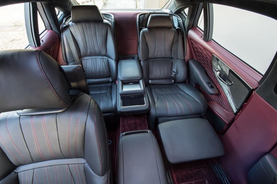 Интерьер Lexus LS500h AWD 2018 года  (UK) (фото 15 из 40)